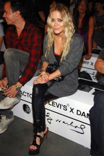 Mary-Kate Olsen feet photo 3