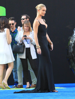 Rosie Huntington-Whiteley feet photo thumbnail