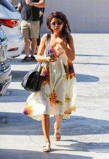 Sarah Hyland feet photo thumbnail
