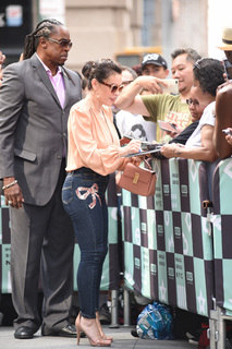 Alyssa Milano feet photo thumbnail