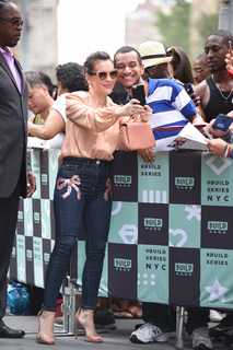 Alyssa Milano feet photo thumbnail