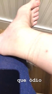 Kéfera Buchmann feet photo thumbnail