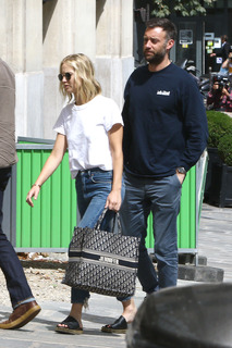 Jennifer Lawrence feet photo thumbnail