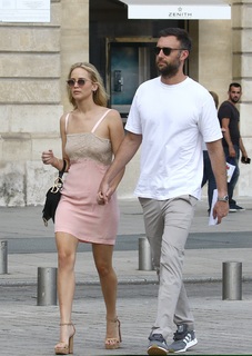 Jennifer Lawrence feet photo thumbnail