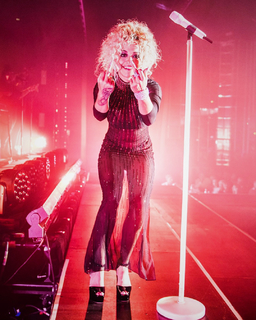 Rita Ora feet photo thumbnail