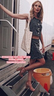 Laura Vandervoort feet photo thumbnail