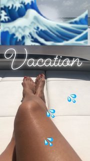 Selma Blair feet photo thumbnail