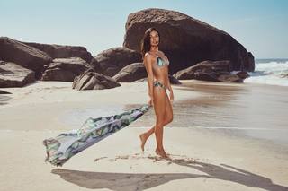Isis Valverde feet photo thumbnail
