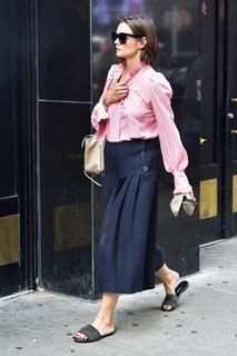 Katie Holmes feet photo thumbnail
