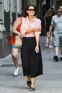 Katie Holmes feet photo thumbnail