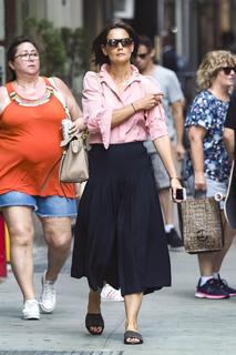 Katie Holmes feet photo thumbnail