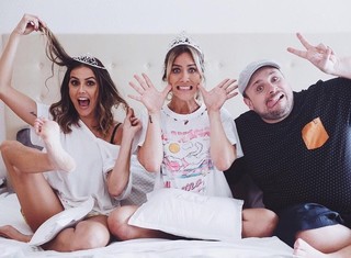 Deborah Secco feet photo thumbnail
