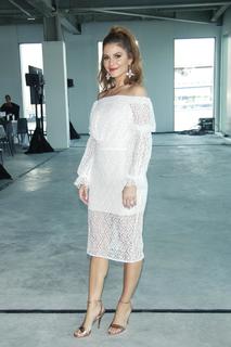 Maria Menounos feet photo thumbnail