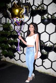 Kriti Kharbanda feet photo thumbnail
