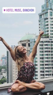 Kino MacGregor feet photo thumbnail