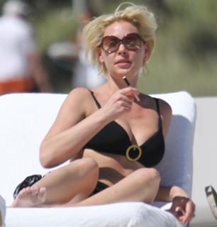 Katherine Heigl feet photo thumbnail