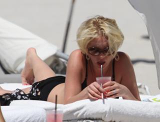 Katherine Heigl feet photo thumbnail