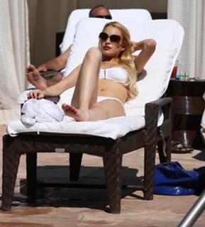 Lindsay Lohan feet photo thumbnail