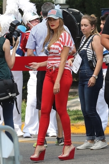 Sofía Vergara feet photo thumbnail