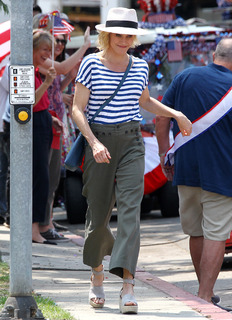 Julie Bowen feet photo thumbnail