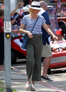 Julie Bowen feet photo thumbnail