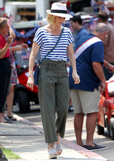 Julie Bowen feet photo thumbnail