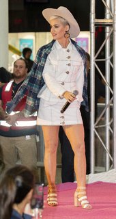 Katy Perry feet photo thumbnail