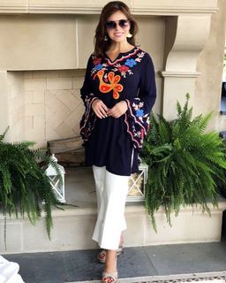 Lisa Robertson feet photo thumbnail