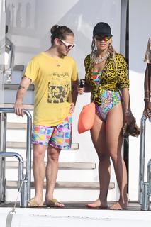 Rita Ora feet photo thumbnail