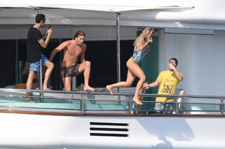 Rita Ora feet photo thumbnail