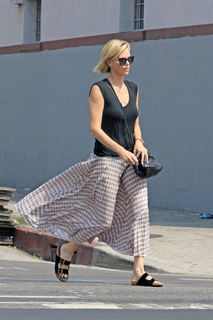 Charlize Theron feet photo thumbnail