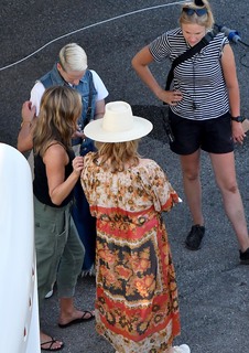 Jennifer Aniston feet photo thumbnail