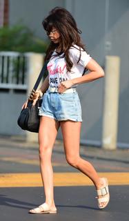 Sarah Hyland feet photo thumbnail