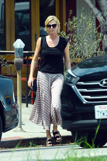 Charlize Theron feet photo thumbnail