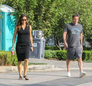 Jennifer Garner feet photo thumbnail