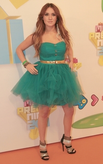 Dulce María feet photo thumbnail