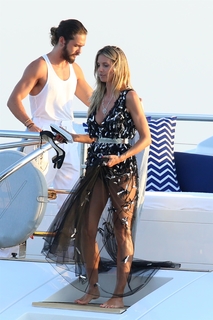 Heidi Klum feet photo thumbnail
