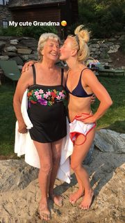 Julianne Hough feet photo thumbnail