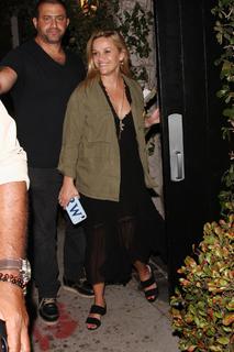 Reese Witherspoon feet photo thumbnail