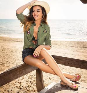 Giorgia Palmas feet photo thumbnail