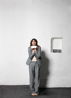 Milla Jovovich feet photo thumbnail