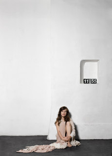 Milla Jovovich feet photo thumbnail