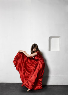Milla Jovovich feet photo thumbnail