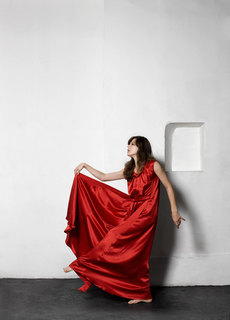 Milla Jovovich feet photo thumbnail