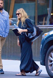 Ashley Olsen feet photo thumbnail