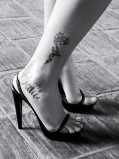 Federica Pellegrini feet photo thumbnail