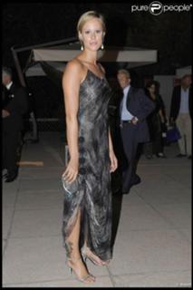 Federica Pellegrini feet photo thumbnail
