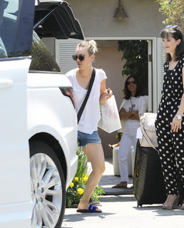 Kaley Cuoco feet photo thumbnail