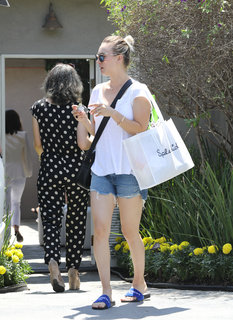 Kaley Cuoco feet photo thumbnail