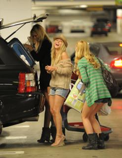 Julianne Hough feet photo thumbnail